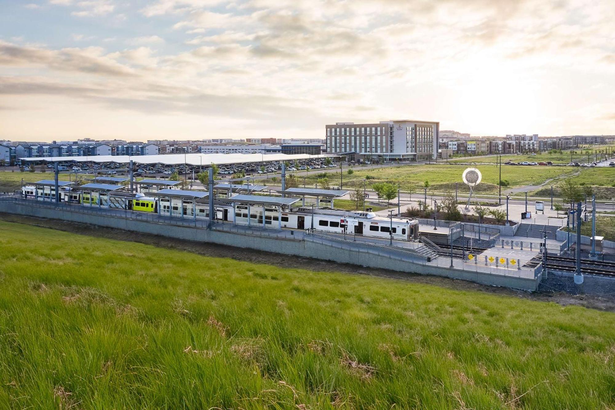 Hyatt Place Pena Station/Denver Airport Hotel Екстериор снимка